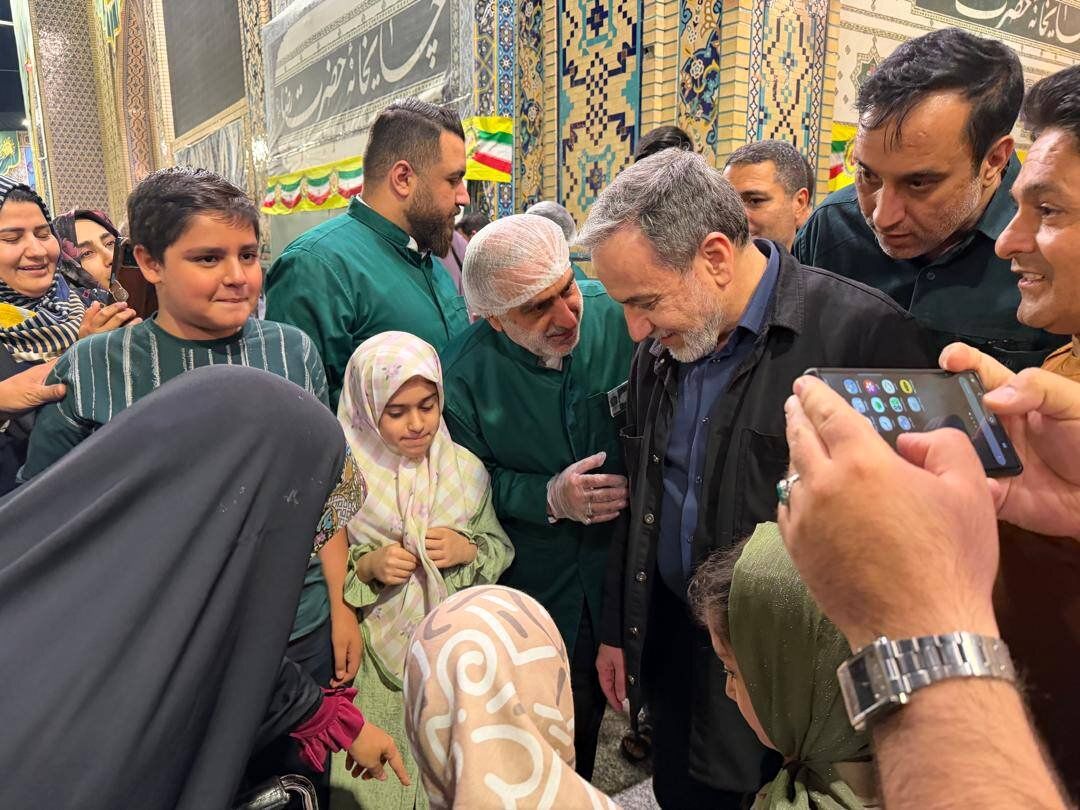 پذیرایی بی‌تکلف عراقچی از زائران در چایخانه حرم امام رضا(ع) | تصاویر