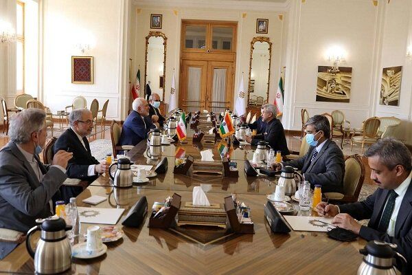 ظریف با وزیر خارجه هند دیدار کرد