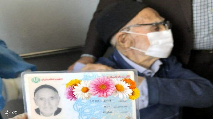 تزریق واکسن کرونا به پیرمرد ۱۲۴ ساله ایرانی+ عکس
