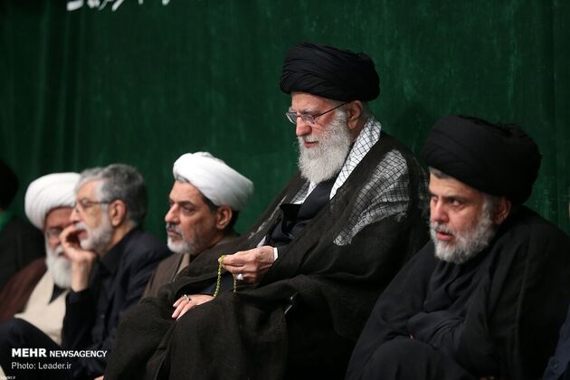 عزاداری شب عاشورا در حسینیه امام خمینی با حضور رهبری، قاسم سلیمانی، مقتدی صدر، احمدی‌نژاد