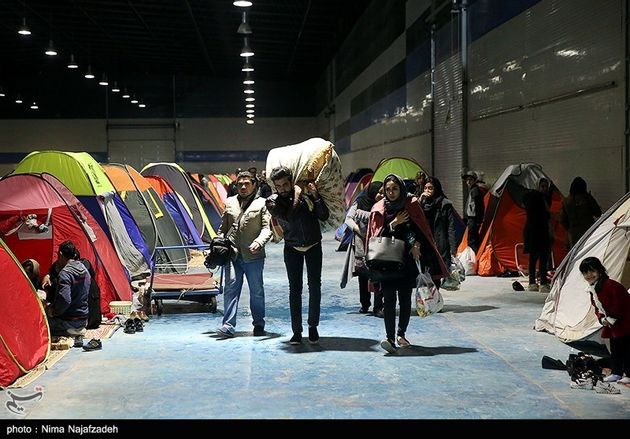 چادر زدن مردم مشهد به دلیل نگرانی از پس لرزه