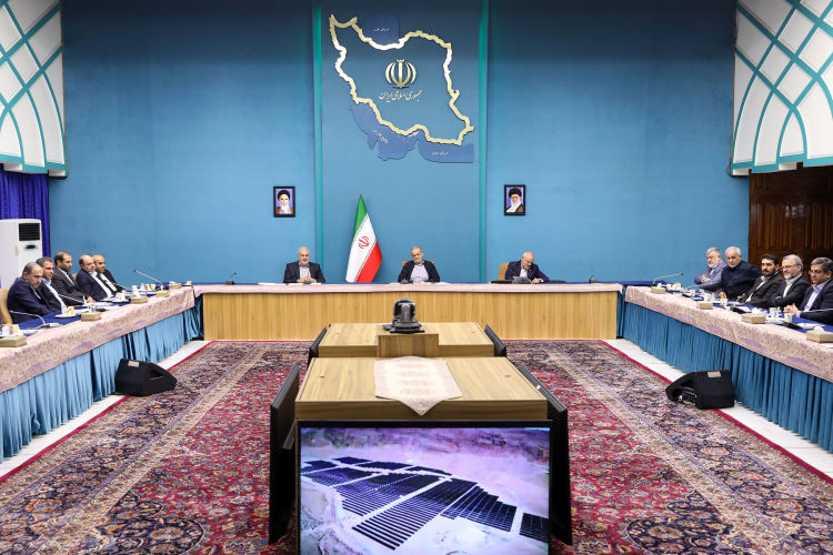 پزشکیان: هیچ پنل خورشیدی نباید در گمرک بماند