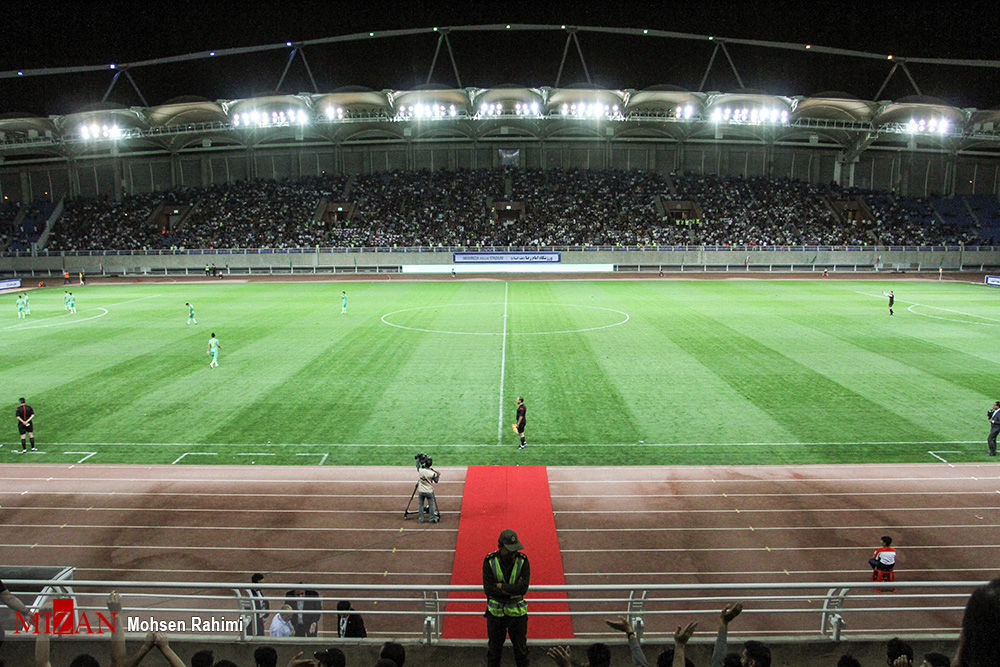 زنان بازهم پشت درهای بسته ورزشگاه مشهد ماندند