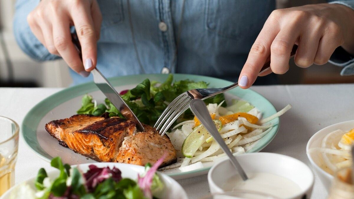 9 عادتی که قبل و بعد از غذا خوردن نباید انجام داد