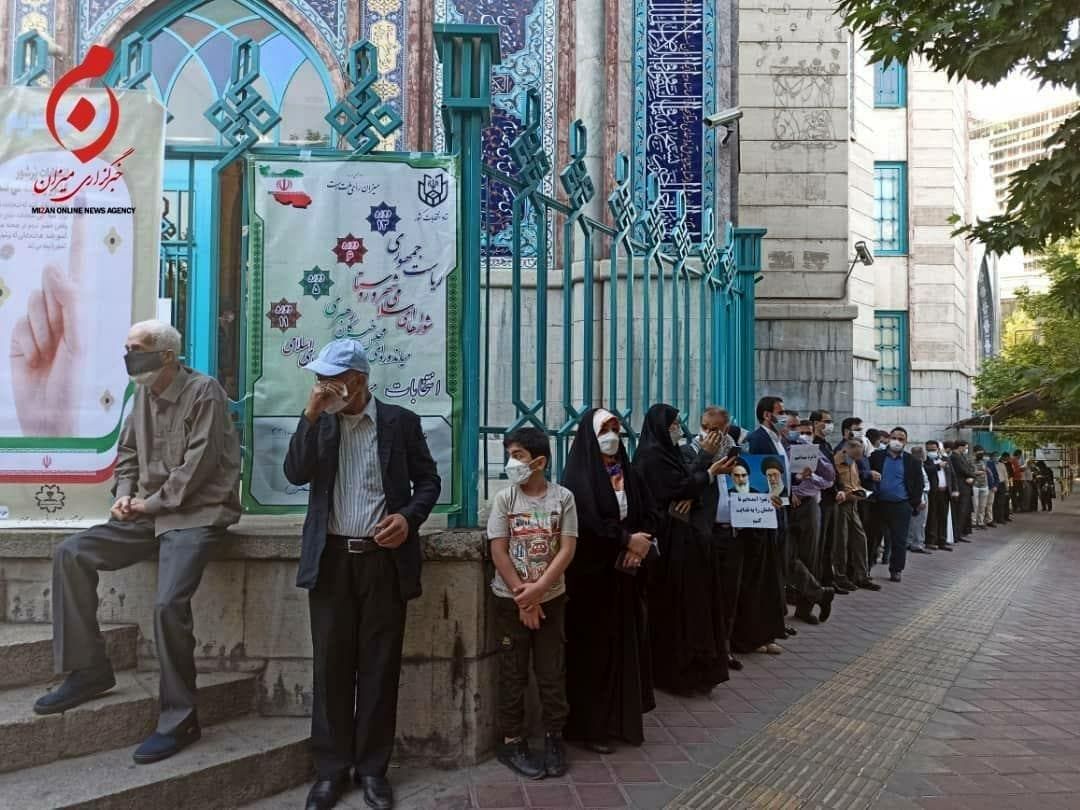 فیلم| صف حضور رأی‌دهندگان پایتخت در لحظات آغازین انتخابات