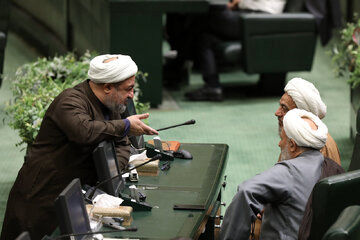 پشت پرده حملات رسایی به عارف/ بعد از ظریف نوبت به معاون اول رئیس جمهور رسید؟