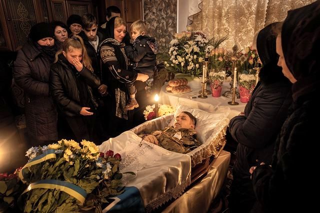  وداع عجیب با جنازه یک سرباز اوکراینی!+عکس
