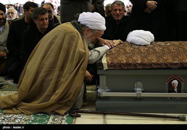 اقامه نماز بر پیکر آیت الله هاشمی رفسنجانی توسط مقام معظم رهبری