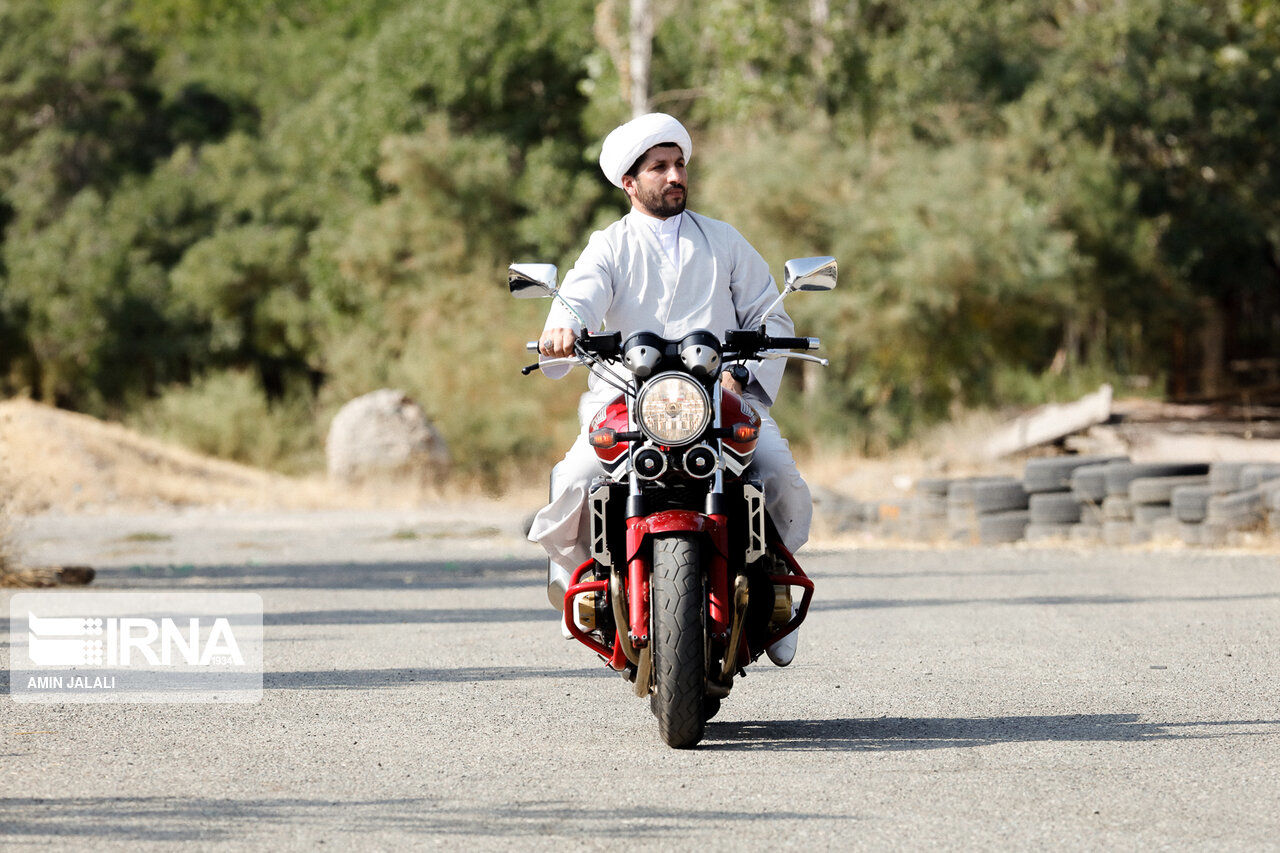 گزارش تصویری از زندگی طلبه‌ای که در بخش موتورسواری و ورزش‌های رزمی فعال است