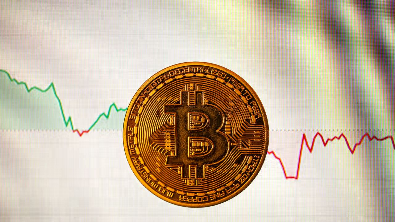 بیت‌کوین به ۷۸,۰۰۰ دلار سقوط کرد | پایان روند صعودی با کاهش شدید تقاضا