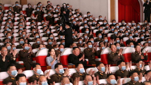 حضور رهبر کره شمالی و همسرش در یک نمایش بدون ماسک+عکس