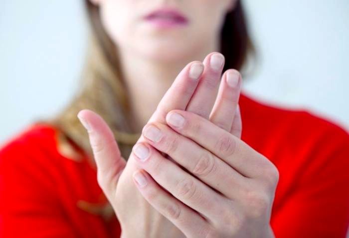 این علائم و تغییرات در دست ها نشانه یک بیماری خطرناک است