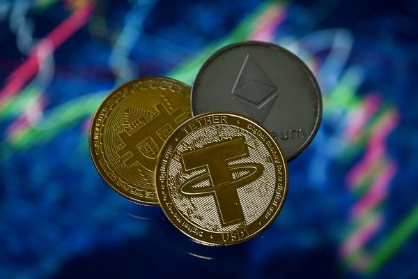 صعود تتر به کانال ۱۴۲ هزار تومان | نبرد حساس بیت‌کوین در کانال ۸۸ هزار دلاری ادامه دارد