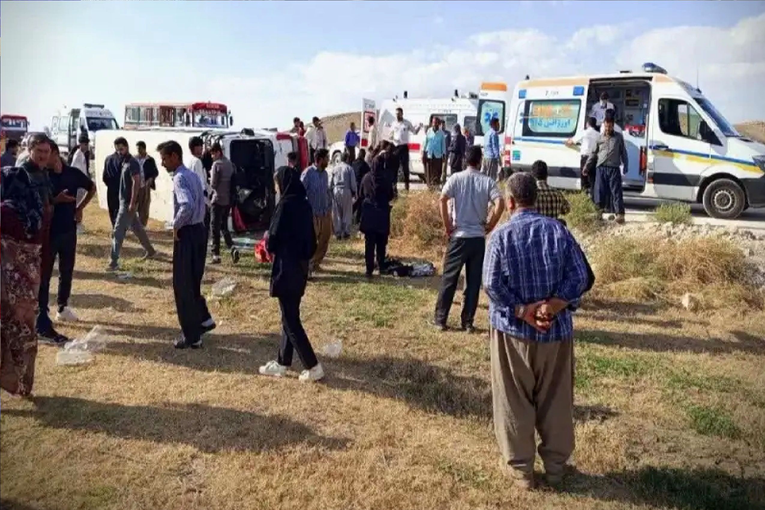 حادثه ناگوار در نقده / مینی‌بوس حامل دانش‌آموزان دختر واژگون شد
