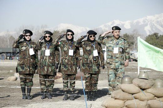 تصاویری جالب از زنان ارتشی در حین مسابقه