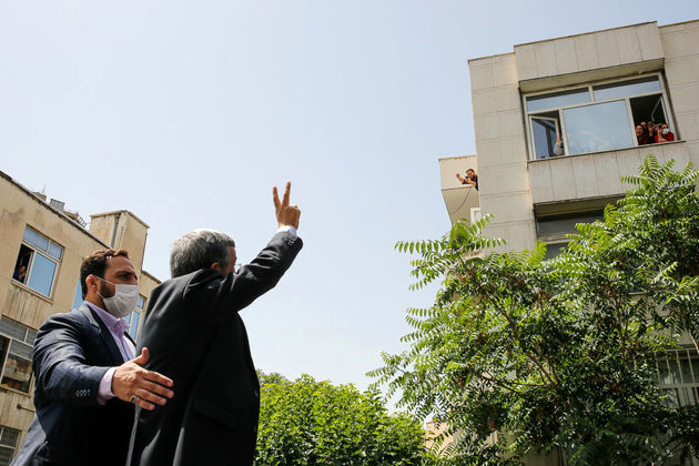 ژست‌های و وعده های احمدی نژاد در روز ثبت نام