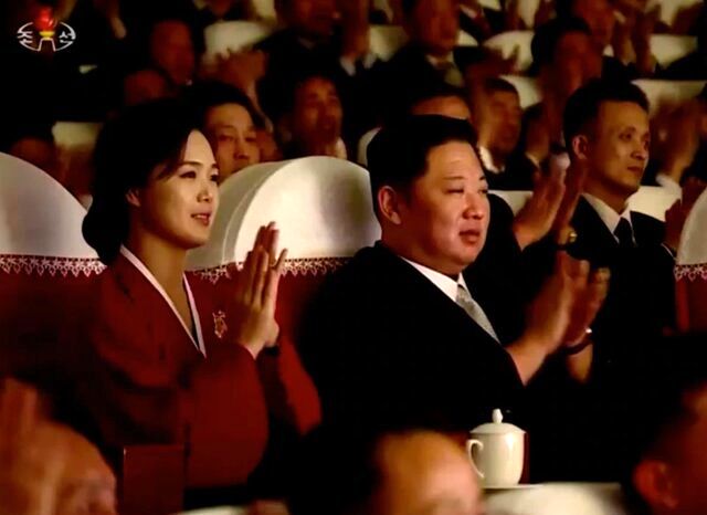رهبر کره شمالی با همسرش به کنسرت رفت!