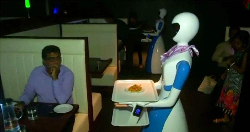 ربات‌ها جایگزین گارسون‌ها در چین می‌شوند+ عکس
