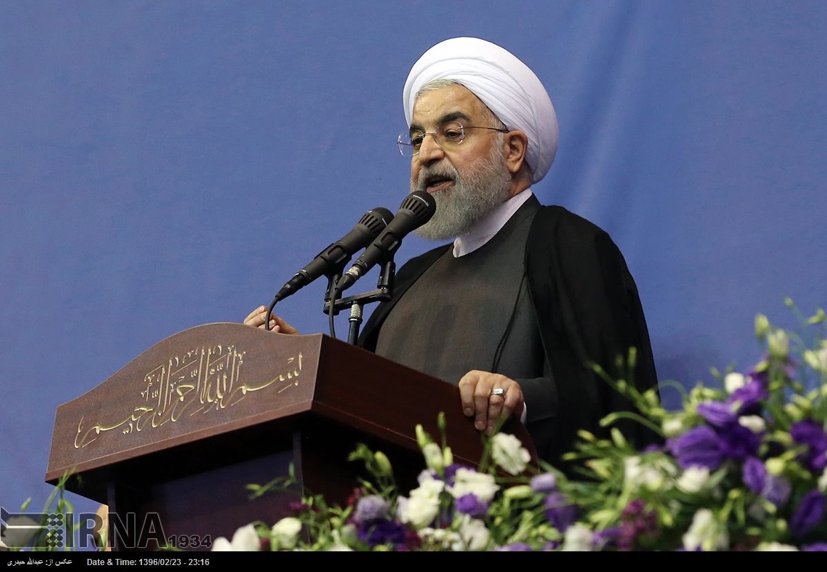 روحانی در خرم آباد: ما دست نظامیان را می بوسیم اما آن‌ها باید کار نظامی خود را انجام دهند