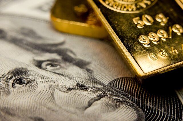 دلار صعود کرد؛ قیمت طلا افتاد