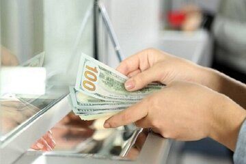 پشت پرده فروش دلار ارزان به شرط معامله با ایران چک/ دلار ۱۲۰ هزار تومانی چگونه ممکن شد؟