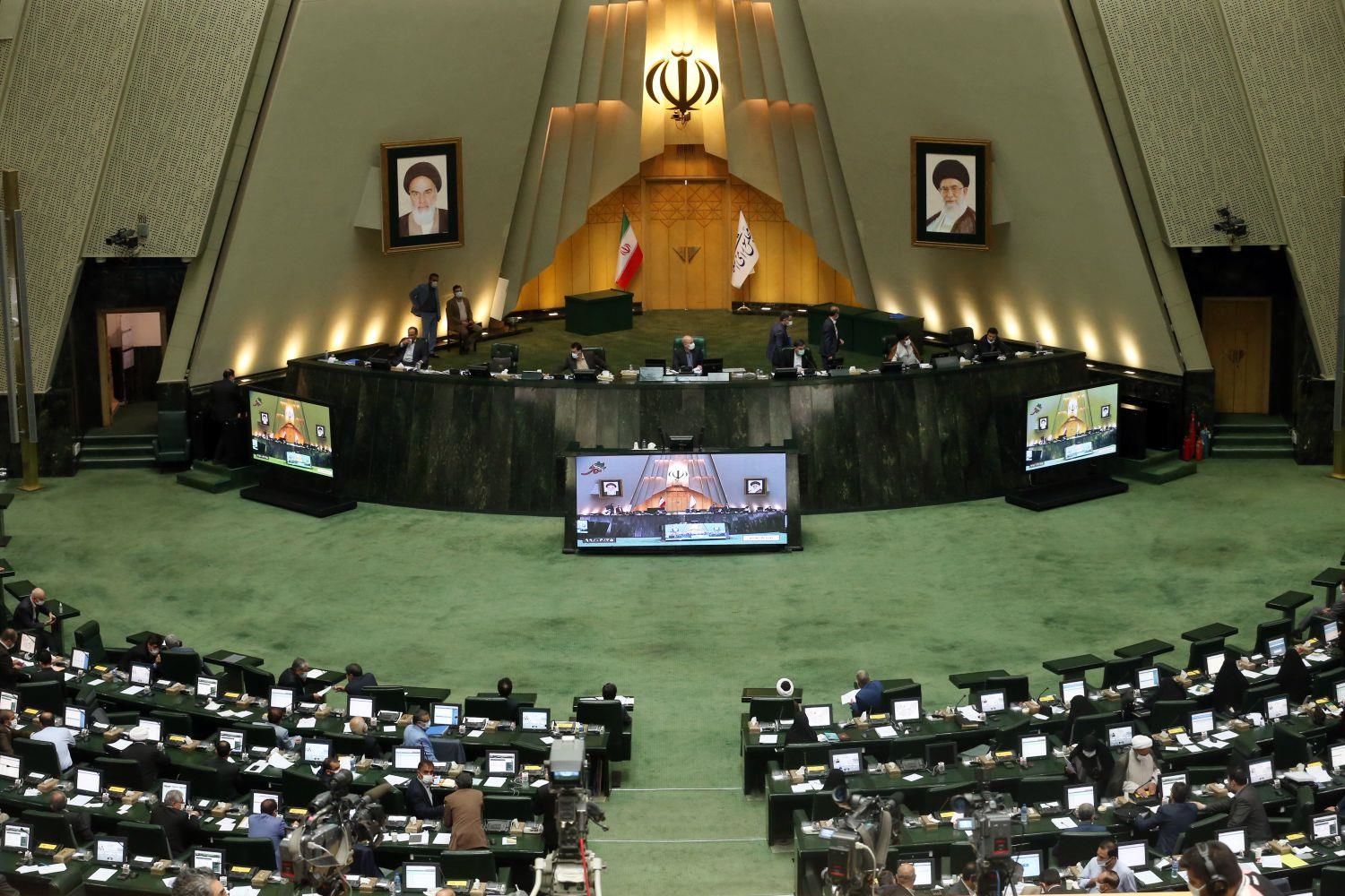 افتتاحیه مجلس دوازدهم؛ دور جدید پارلمان آغاز به کار کرد/ مخبر: شهید رئیسی با تمام قدرت از ساده‌زیستی خود دفاع می‌کرد+ فیلم