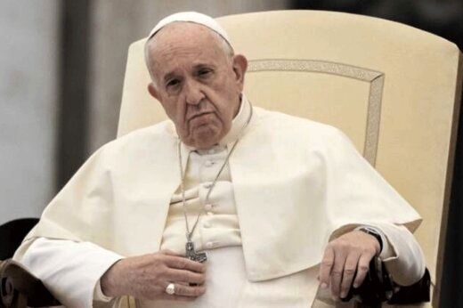 عکسی پربازدید از پاپ با شلوار جین در یک کافی شاپ!