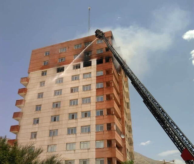 حریق گسترده در یک برج ١٠ طبقه در تهران