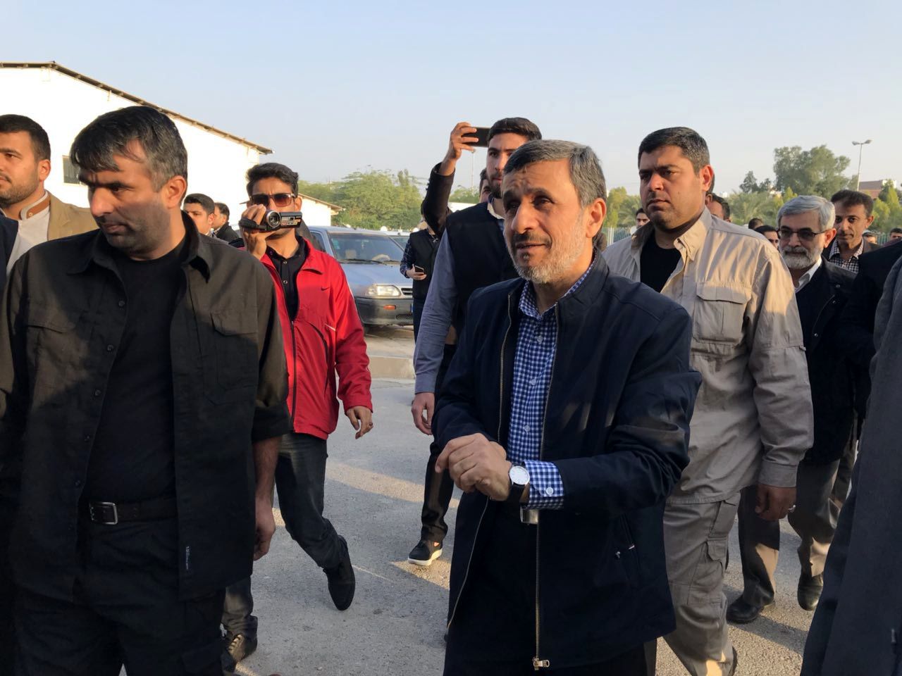 استقبال سرد بوشهری ها/ اعتراض معنی دار مردم بوشهر به احمدی نژاد + عکس