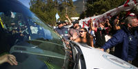 حمله به خودروی حامل رئیس جمهوری توسط معترضین+ فیلم