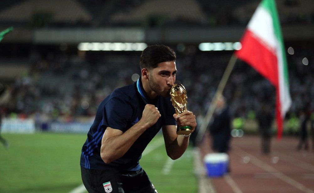 بوسه جهانبخش بر جام جهانی +عکس
