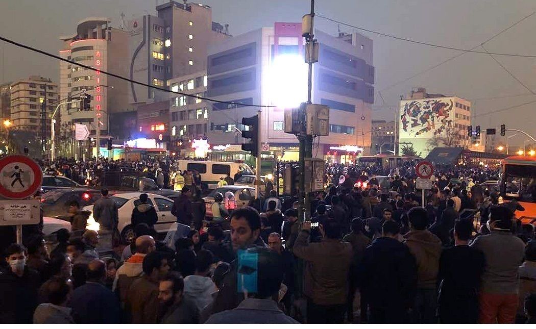تجمعات پراکنده دیروز در خیابان انقلاب و چهارراه ولیعصر + عکس
