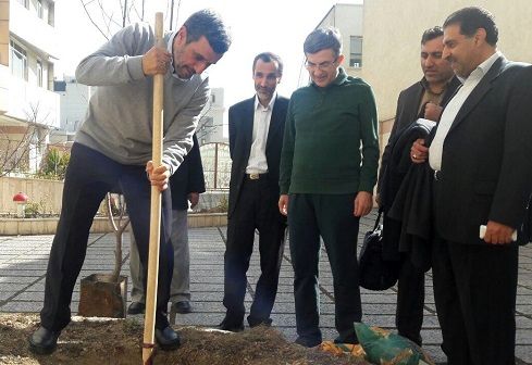 اکران اولین فیلم انتخاباتی بقایی با میزانسن درختکاری !