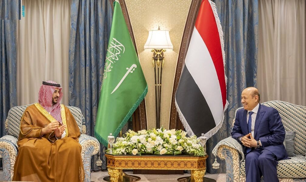 رایزنی خالد بن سلمان با رئیس شورای رهبری دولت مستعفی یمن 