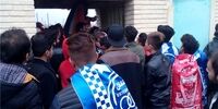 درگیری شدید هواداران پرسپولیس و استقلال در جایگاه بلیت فروشی! +عکس
