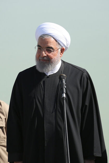 تصاویر حضور حسن روحانی در جمع مردم سیل‌زده سیستان‌وبلوچستان