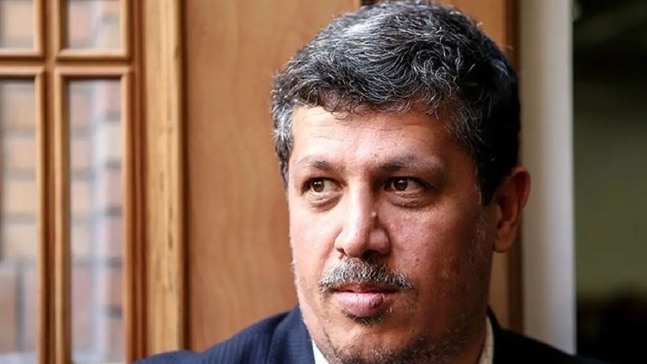 تصاویری از قرآن خواندن مهدی هاشمی در یک مراسم/ سید حسن خمینی هم بود