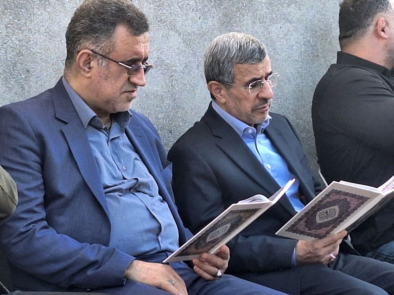 تصاویری از قرآن خواندن احمدی نژاد برای خواهر فوت شده رحیم مشایی 