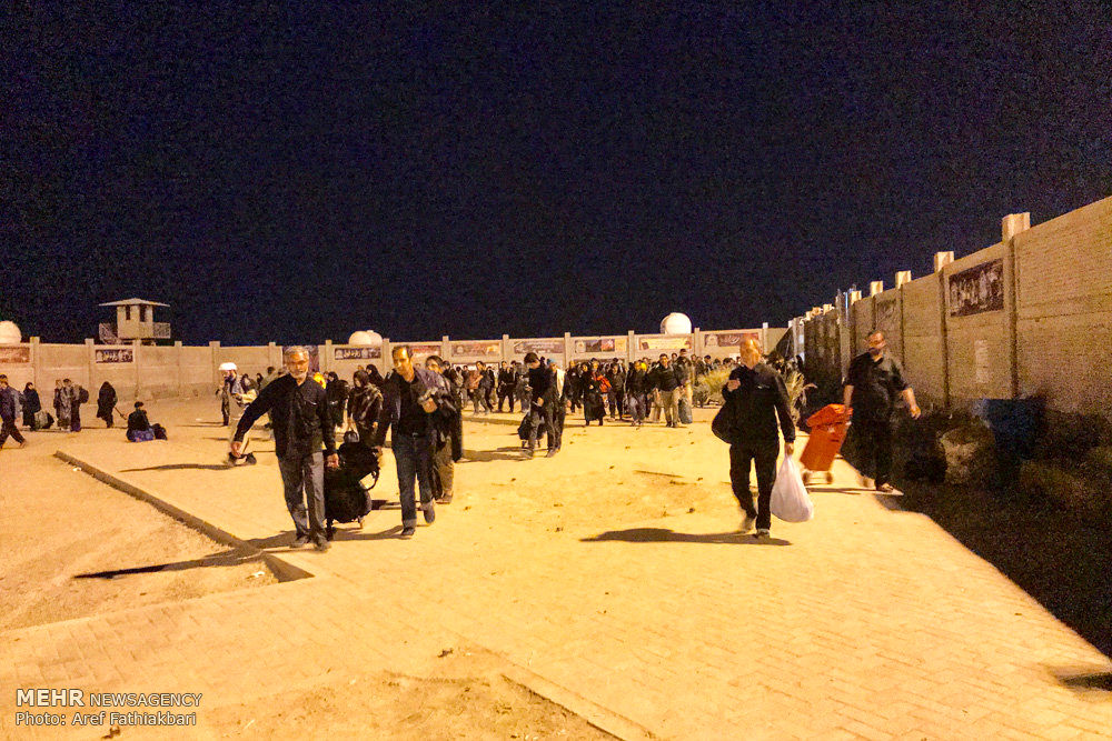 وضعیت تاسف بار زائران اربعین در مرز عراق/ خواب زائران در میان آشغال ها+ فیلم