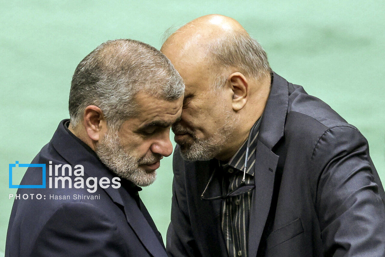 حرف‌های درگوشی نمایندگان مجلس/ تصاویر عجیب از فضای جلسه علنی بهارستان + عکس