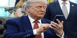 پیامک بازی با ترامپ/ یک تماس تلفنی ممکن است نظر رئیس جمهور آمریکا را تغییر دهد!
