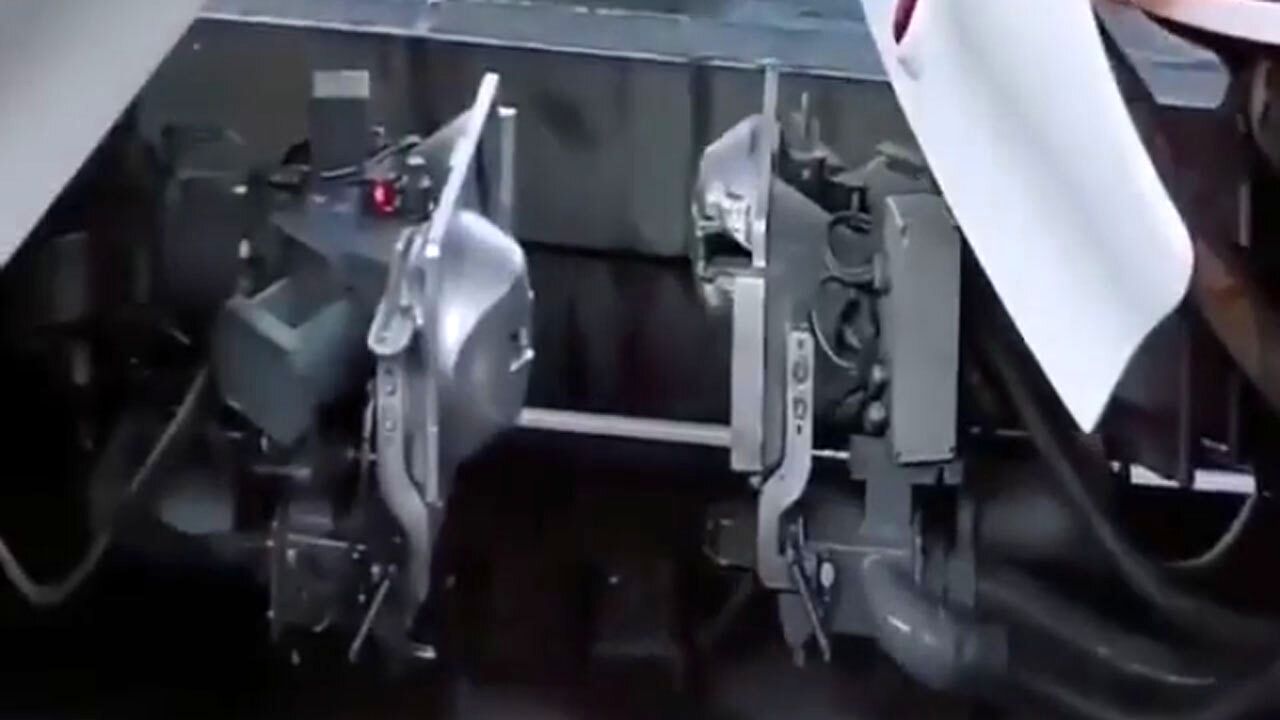 فیلمی جالب از لحظه اتصال واگن‌های قطار مترو