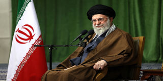 رهبر انقلاب: رفتاری که انسان از  برخی دستگاه‌های فرهنگی و برخی دستگاه‌ مسئول مشاهده می‌کند، همت و تلاش برای انتقال ارزش‌های دفاع مقدس را نشان نمی‌دهد