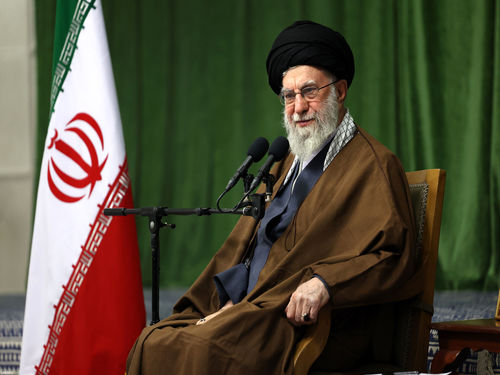 رهبر انقلاب: رفتاری که انسان از  برخی دستگاه‌های فرهنگی و برخی دستگاه‌ مسئول مشاهده می‌کند، همت و تلاش برای انتقال ارزش‌های دفاع مقدس را نشان نمی‌دهد