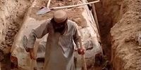 کشف خودروی بنیانگذار طالبان از زیر خاک+ عکس