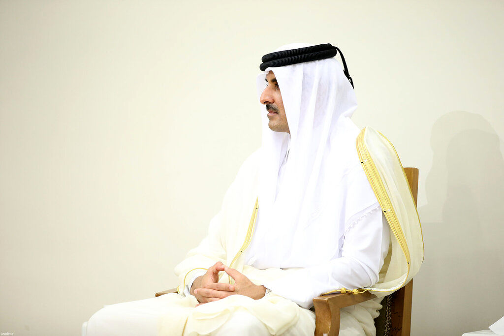 امیر قطر با ظاهری متفاوت در یک سفر تفریحی / مدل گوشی او حاشیه ساز شد + عکس