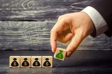 صندوق‌ درآمد ثابت ارزی؛ ابزار مالی پایدار یا شوآف پرهزینه؟ | آقابزرگی: سود ۸ تا 12 درصد ارزی در اقتصاد ایران «محال» است