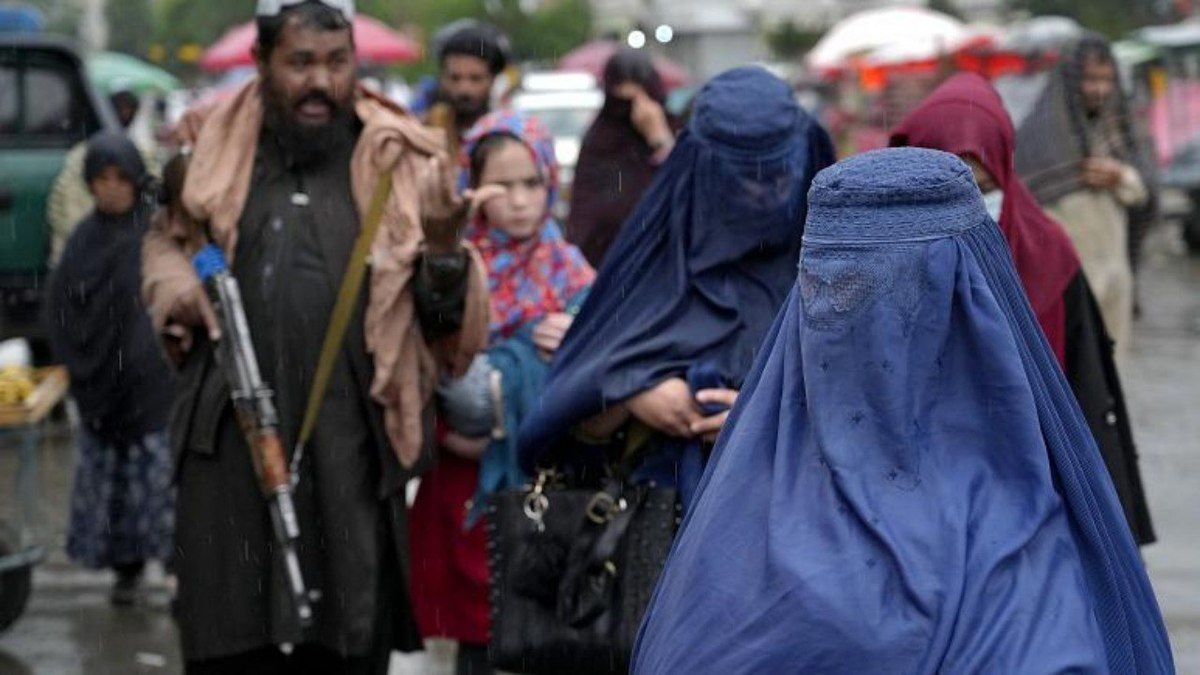 طالبان عقب نشینی کرد/  برقع اجباری نیست، می‌توان چادر هم سر کرد!