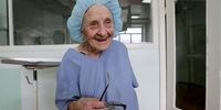 پزشک 89 ساله‌ای که روزی 4 عمل جراحی انجام می‌دهد!+عکس