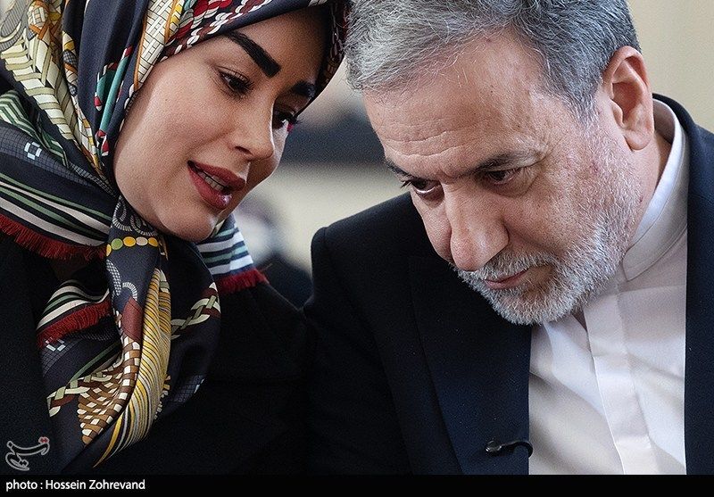 صحبت های درگوشی عراقچی با همسرش/ دختر سردار سلامی هم بود+ تصاویر